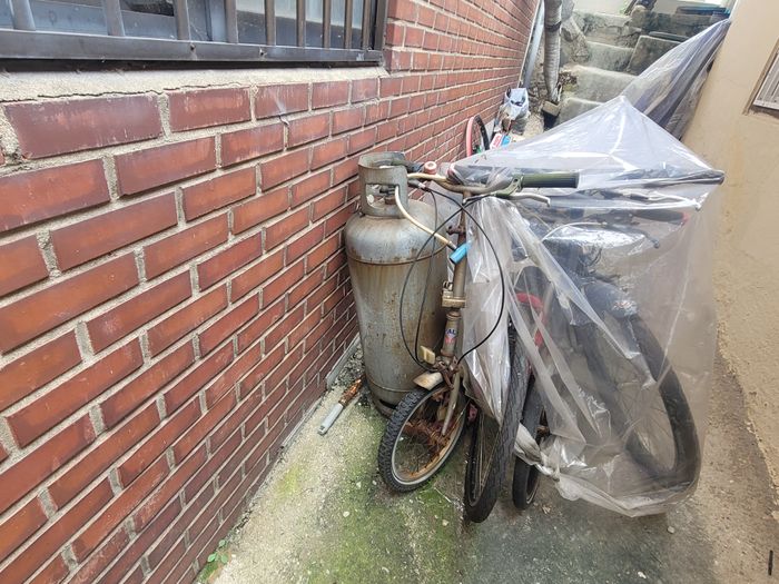 ▲ 인천 원도심에 방치된 방치 LPG 용기 ⓒ중구 제공 ▲ 인천 원도심에 방치된 방치 LPG 용기 ⓒ중구 제공