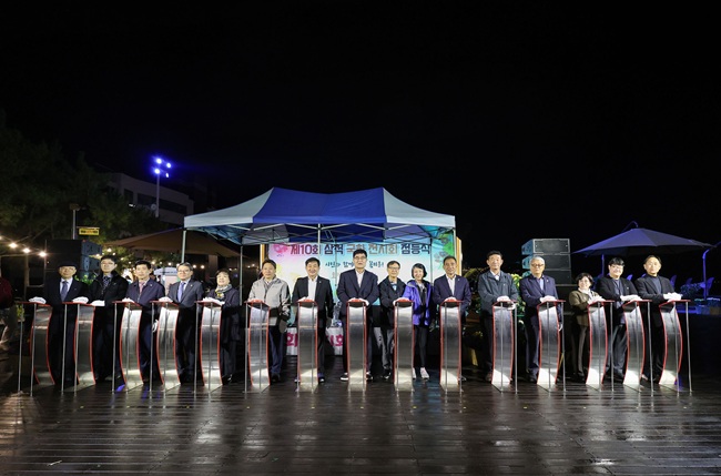 ▲ 삼척시가 지난 23일 오후 6시 삼척해변 일원에서 '제10회 삼척 국화전시회' 점등식을 개최했다. ⓒ삼척시