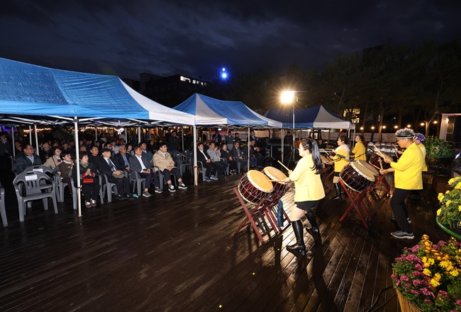 ▲ 삼척시가 지난 23일 오후 6시 삼척해변 일원에서 '제10회 삼척 국화전시회' 점등식을 개최했다. ⓒ삼척시