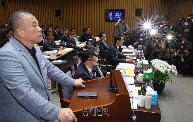 ▲ 오세훈 서울시장이 23일 오후 서울시청에서 열린 국회 행정안전위원회의 서울시 국정감사에서 증인으로 출석한 명태균 씨와 함께 질의를 받고 있다. ⓒ정상윤 기자