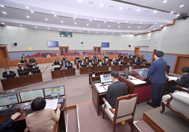 ▲ 강릉시의회가 24일 제325회 강릉시의회(임시회) 제2차 본회의를 끝으로 5일간의 임시회 일정을 모두 마쳤다. ⓒ강릉시의회