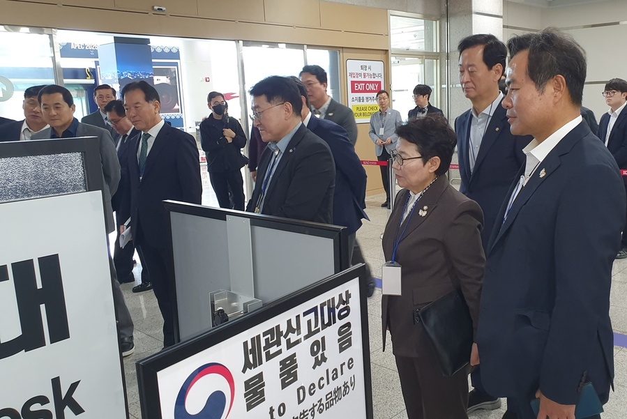 ▲ 김학옹 부지사는 APEC 정상회의를 대비한 준비 상황을 보고 받고 입·출국장 내 CIQ 시설 및 절차를 점검하는 등 현장을 시찰했다.ⓒ경북도