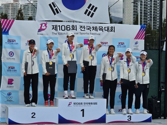 ▲ 제106회 전국체육대회 수상 모습.ⓒ강원특별자치도교육청 ▲ 제106회 전국체육대회 수상 모습.ⓒ강원특별자치도교육청