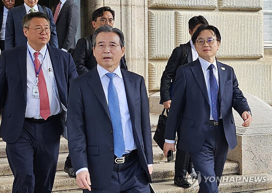 ▲ 러트닉 만나고 나오는 한국 측 협상단. ⓒ연합뉴스