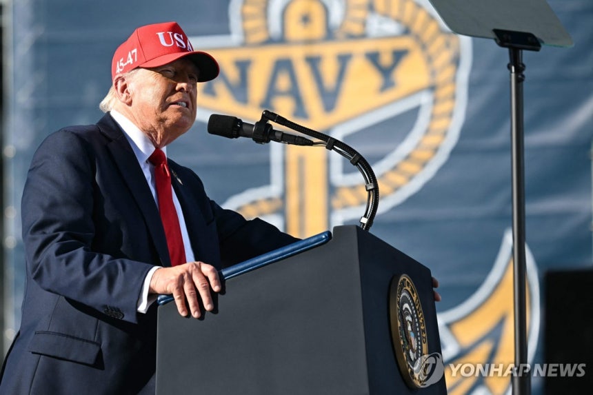 ▲ 도널드 트럼프 미국 대통령이 지난 5일(현지시간) 버지니아주 노퍽 해군기지 14번 부두에서 열린 미 해군 창설 250주년 기념행사에서 연설하고 있다. ⓒAFP·연합뉴스