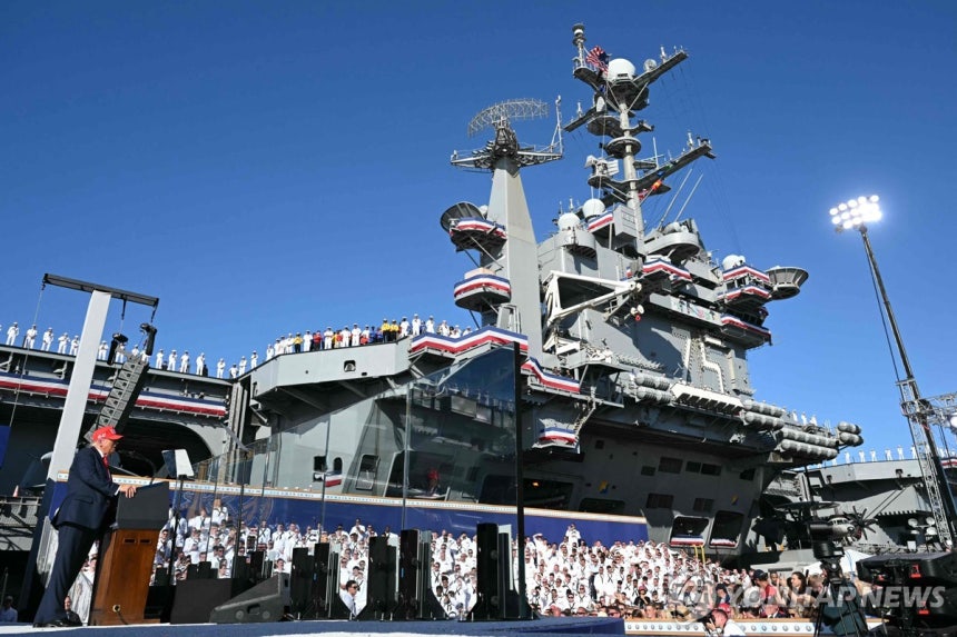 ▲ 도널드 트럼프 미국 대통령이 지난 5일(현지시간) 버지니아주 노퍽 해군기지 14번 부두에서 열린 미 해군 창설 250주년 기념행사에서 연설하고 있다. ⓒAFP·연합뉴스