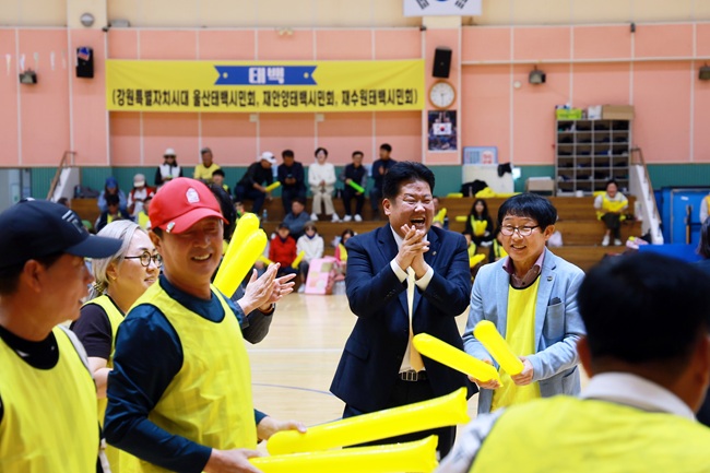 ▲ 태백시가 지난 25일 태백국민체육센터에서 출향시민의 애향심 고취와 상호 친목 도모를 위한 '2025년 제3회 출향시민 체육대회'를 성황리에 개최했다.ⓒ태백시