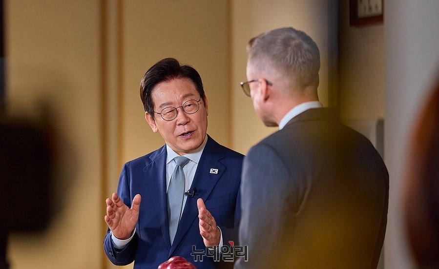 ▲ 이재명 대통령이 22일 미국 CNN의 윌 리플리 기자와 K-컬쳐 관련 인터뷰를 하고 있다. ⓒ대통령실 제공