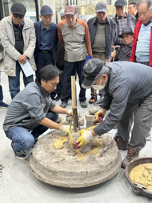 ▲ 24~26일 진천 주철장전수교육관에서 열리고 있는 전통 범종 제작의 핵심 기술인 주철장 무형유산 공개 행사.ⓒ진천군