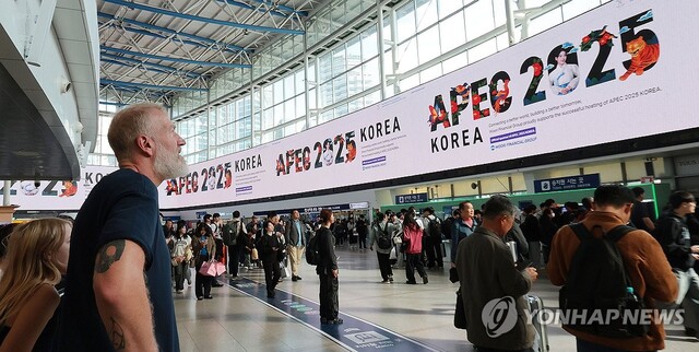 ▲ 지난 24일 서울역 대합실 전광판에 APEC(아시아태평양경제협력체(APEC) 정상회의 홍보영상이 나오고 있다.ⓒ연합뉴스
