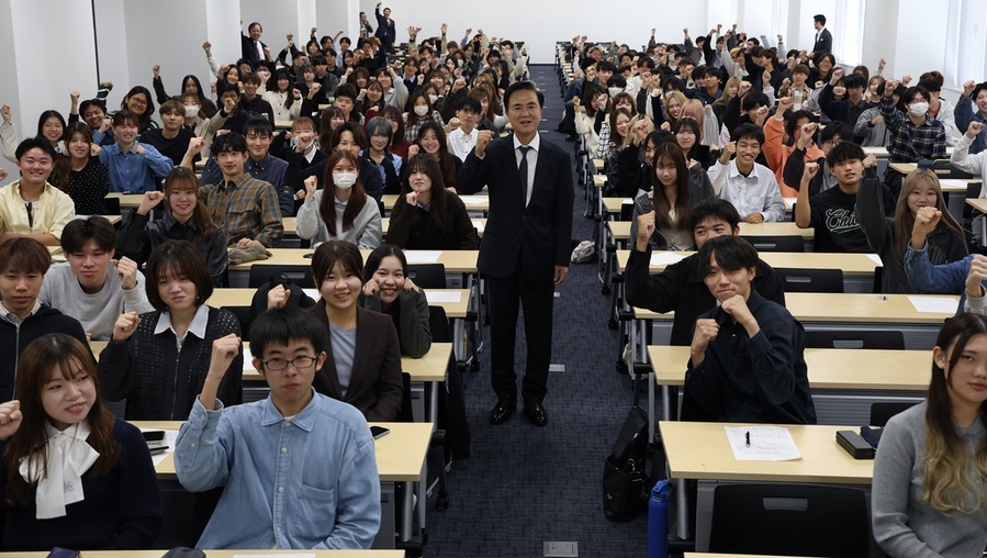 ▲ 일본을 방문하고 있는 김태흠 충남도지사가 야마토대학에서 특강을 한 뒤 대학생들과 파이팅을 하고 있다.ⓒ충남도