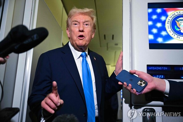 ▲ 26일(현지시각) 카타르 도하에 기착한 미국 대통령 전용기(에어포스원) 기내에서 언론과 문답하는 도널드 트럼프 미국 대통령. 출처=AFPⓒ연합뉴스