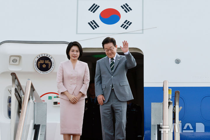 ▲ 이재명 대통령과 김혜경 여사가 말레이시아 쿠알라룸푸르에서 열리는 아세안 정상회의에 참석하기 위해 26일 경기 성남 서울공항에 도착해 공군 1호기에 탑승해 인사하고 있다. ⓒ뉴시스