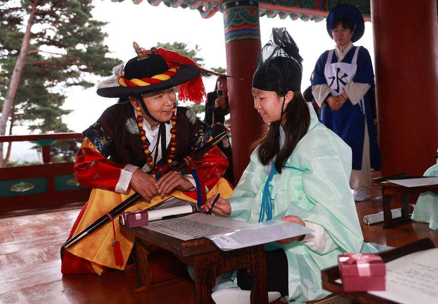 ▲ 보성군, 전국 최초 ‘제1회 보성 열선루 이순신 장계 쓰기 대회’ 성황_ 김철우 보성군수가 장계 쓰기 대회 참가자를 격려하고 있다.ⓒ보성군 제공