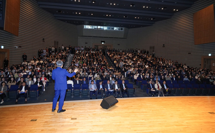 ▲ 강기정 광주광역시장이 24일 오전 시청 대회실에서 열린 '국가AI컴퓨팅센터 유치 관련 전 직원 공유회'에 참석해  ▲ 강기정 광주광역시장이 24일 오전 시청 대회실에서 열린 '국가AI컴퓨팅센터 유치 관련 전 직원 공유회'에 참석해