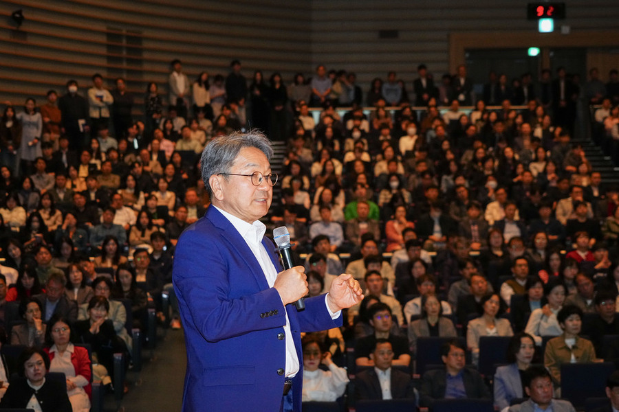 ▲ 강기정 광주광역시장이 24일 오전 시청 대회실에서 열린 '국가AI컴퓨팅센터 유치 관련 전 직원 공유회'에 참석해  ▲ 강기정 광주광역시장이 24일 오전 시청 대회실에서 열린 '국가AI컴퓨팅센터 유치 관련 전 직원 공유회'에 참석해