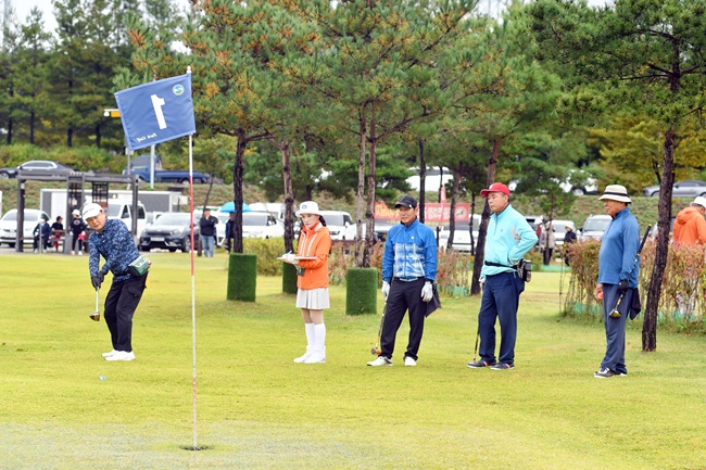 ▲ 지난 14일 화천군 용암리 파크골프장에서 진행된 2025 화천 기저질환 건강 전국 파크골프 대회 1차 예선전 모습. ⓒ화천군