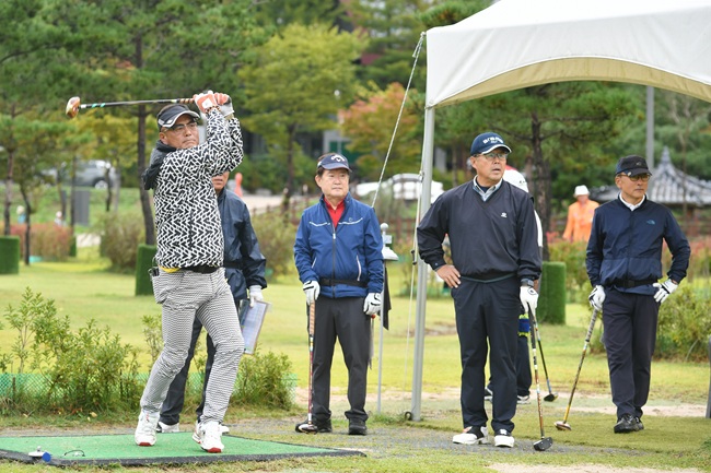 ▲ 지난 14일 화천군 용암리 파크골프장에서 진행된 2025 화천 기저질환 건강 전국 파크골프 대회 1차 예선전 모습. ⓒ화천군