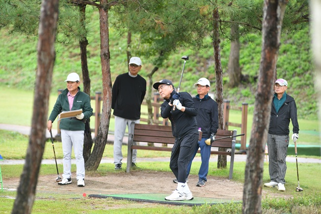 ▲ 지난 14일 화천군 용암리 파크골프장에서 진행된 2025 화천 기저질환 건강 전국 파크골프 대회 1차 예선전 모습. ⓒ화천군