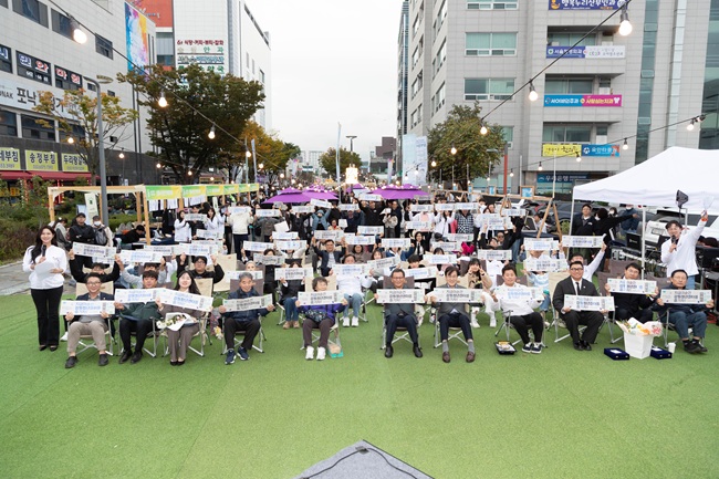 ▲ 강원특별자치도와 강릉시가 주최하는 '2025 강원특별자치도 청년의 날' 행사가 25일 강릉 월화거리에서 열렸다. ⓒ강릉시 ▲ 강원특별자치도와 강릉시가 주최하는 '2025 강원특별자치도 청년의 날' 행사가 25일 강릉 월화거리에서 열렸다. ⓒ강릉시