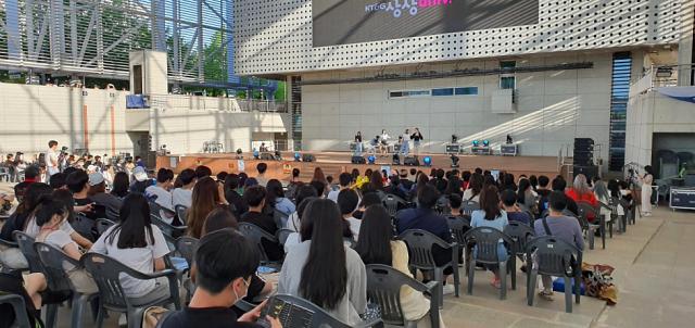 ▲ 대전 엑스포시민광장 대형 스크린에 한화이글스 승리를 기원하는 ‘프로야구 한국시리즈 무료 야외 중계 응원전 홍보물.ⓒ대전관광공사