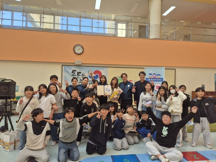 ▲ 제80주년 경찰의 날을 맞아 학교폭력 예방 공동대응과 청소년 선도 보호·지원에 앞장선 신선화 송정서초등학교 교사에게 광주광산경찰서장 감사장을 전달후 학생들과 함께 기념촬영을 하고있다.ⓒ광주광산경찰서 제공ⓒ ▲ 제80주년 경찰의 날을 맞아 학교폭력 예방 공동대응과 청소년 선도 보호·지원에 앞장선 신선화 송정서초등학교 교사에게 광주광산경찰서장 감사장을 전달후 학생들과 함께 기념촬영을 하고있다.ⓒ광주광산경찰서 제공ⓒ