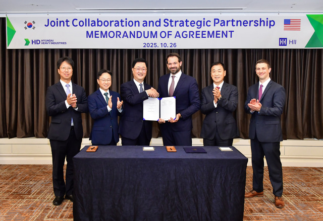 ▲ HD현대와 헌팅턴 잉걸스는 26일 ‘APEC 2025’가 열릴 예정인 경북 경주의 라한셀렉트 호텔에서 HD현대중공업 특수선사업부 주원호 사장과 헌팅턴 잉걸스 에릭 츄닝 전략 개발 총괄 부사장(사진 왼쪽에서 세번째와 네번째)이 참석한 가운데 ‘상선 및 군함 건조 협력에 관한 합의 각서(MOA)’를 체결했다. ⓒHD현대
