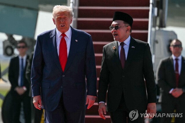 ▲ 도널드 트럼프 미국 대통령이 26일(현지시각) 말레이시아 쿠알라룸푸르 공항에 도착해 안와르 이브라힘 말레이시아 총리(사진 오른쪽)의 환영을 받고 있다. 출처=AFPⓒ연합뉴스