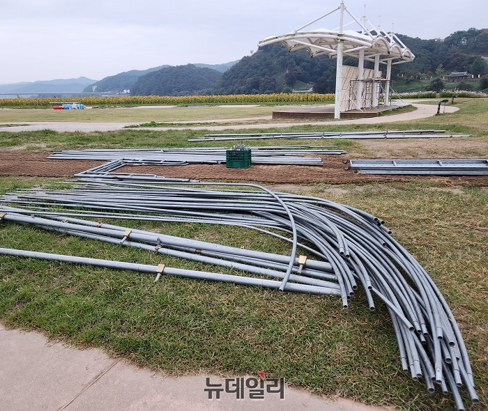 ▲ 충남 공주시가 주관한 제71회 백제문화제가 성황리에 막을 내린 지 2주가 지났지만, 금강신관공원 미르섬 일대에 행사 자재가 방치되고 있다.ⓒ이길표 기자