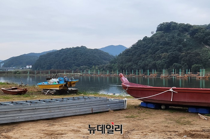 ▲ 공주주금강신관공원 미르섬 일대에 행사 자재가 방치돼 시민들의 불만과 안전사고가 우려되고 있다.ⓒ이길표 기자