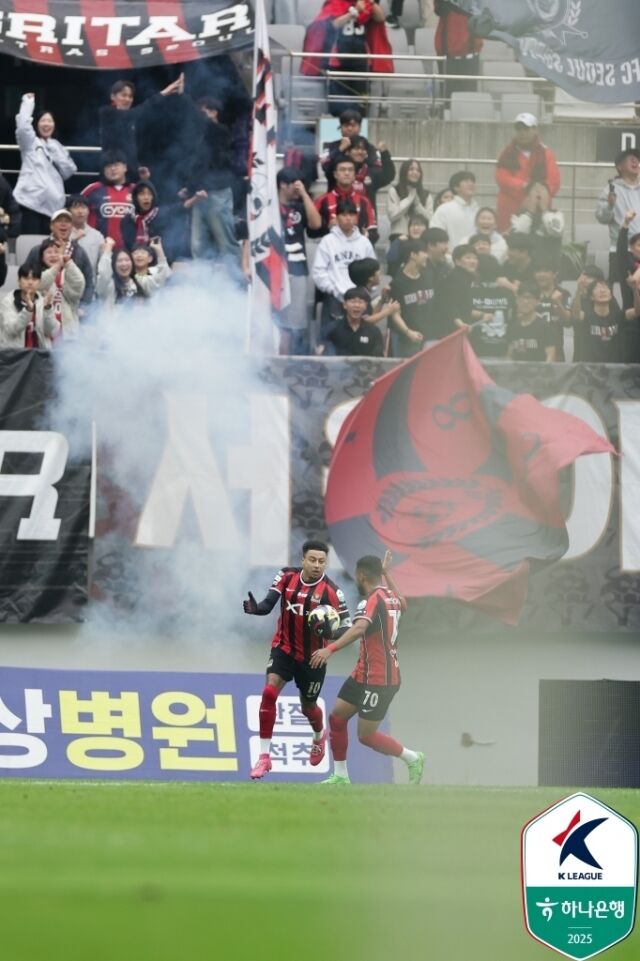 ▲ 몰티골을 기록한 린가드를 앞세운 서울이 강원에 4-2 역전승을 거뒀다.ⓒ한국프로축구연맹 제공