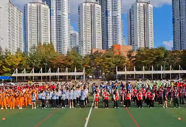 ▲ 동탄고등학교 학생 700여명이 지난 24일 동탄 센트럴파크 대운동장에서 열린 학생 스포츠 축제에서 독도의 날 기념 플래시몹을 선보이고 있다. ⓒ경기도화성오산교육지원청 제공 ▲ 동탄고등학교 학생 700여명이 지난 24일 동탄 센트럴파크 대운동장에서 열린 학생 스포츠 축제에서 독도의 날 기념 플래시몹을 선보이고 있다. ⓒ경기도화성오산교육지원청 제공