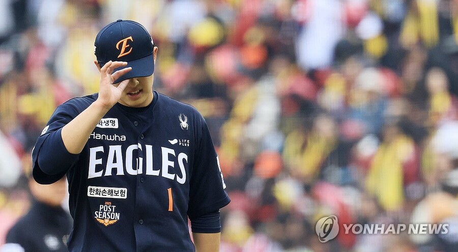 ▲ PO MVP 문동주가 KS 1차전 선발로 나섰지만 4실점을 허용하며 패전 투수가 됐다.ⓒ연합뉴스 제공