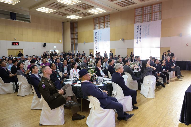 ▲ 12개국 대사관과 문화기관이 참여한 ‘글로벌 독립문화페스타’ 프로그램에서 ‘자유와 연대’를 주제로 한 공연을 참석자들이 관람하고 있다.ⓒ천안시