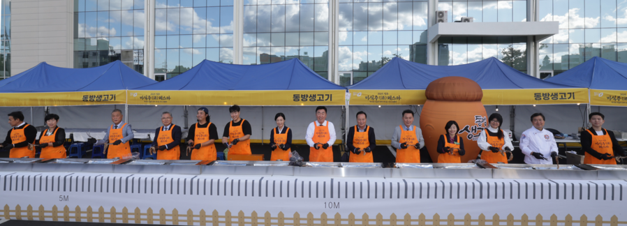 ▲ ‘2025 청주 미식‧주 페스타’는 지난 24일부터 25일까지 문화제조창에서 개최된 가운데 개막식에서 이범석 청주시장 등 내빈들이 커팅을 하고 있다.ⓒ청주시