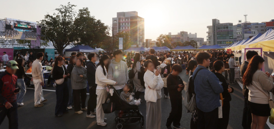 ▲ ‘2025 청주 미식‧주 페스타’는 지난 24일부터 25일까지 이틀간 문화제조창에서 열린 가운데 시민들이 인산인해를 이루고 있다.ⓒ청주시