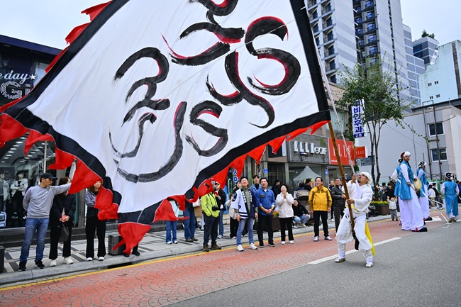 ▲ 설악문화제 거리 퍼레이드 모습. ⓒ속초시