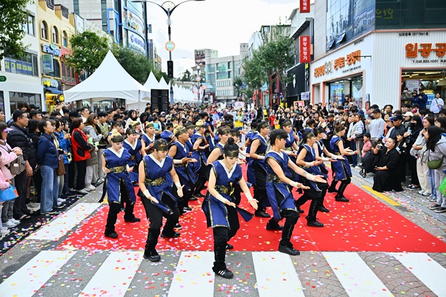 ▲ 설악문화제 거리 퍼레이드 모습. ⓒ속초시