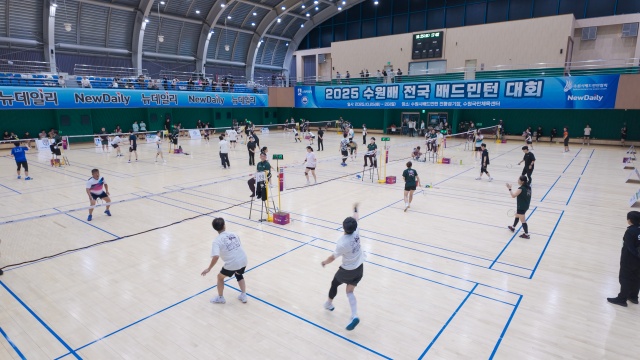 ▲ 26일 2025 수원배 전국배드민턴대회가 열린 수원시배드민턴전용경기장에서 참가 동호인들이 경기를 펼치고 있다. ⓒ홍완식기자 ▲ 26일 2025 수원배 전국배드민턴대회가 열린 수원시배드민턴전용경기장에서 참가 동호인들이 경기를 펼치고 있다. ⓒ홍완식기자