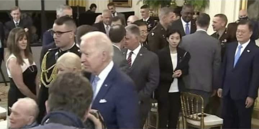 ▲ 리셉션 장에 홀로 외롭게 서있는 문재인의 모습. ⓒ