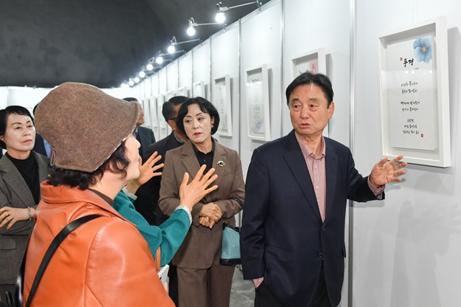 ▲ 2025년 화천군 평생학습축제 전시회가 26일 화천읍 서화산 다목적광장에서 최문순 군수, 박대현 도의원, 조웅희 군의회 부의장과 군의원, 정종성 군문화원장, 주민들이 참석한 가운데 열렸다. ⓒ화천군