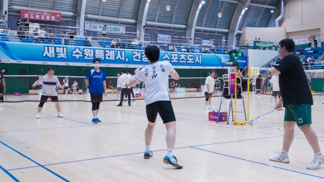 ▲ 수원시배드민턴전용경기장에서 열린 '2025 수원배 전국배드민턴대회'에서 참가 선수들이 경기를 펼치고 있다. ⓒ홍완식기자 ▲ 수원시배드민턴전용경기장에서 열린 '2025 수원배 전국배드민턴대회'에서 참가 선수들이 경기를 펼치고 있다. ⓒ홍완식기자