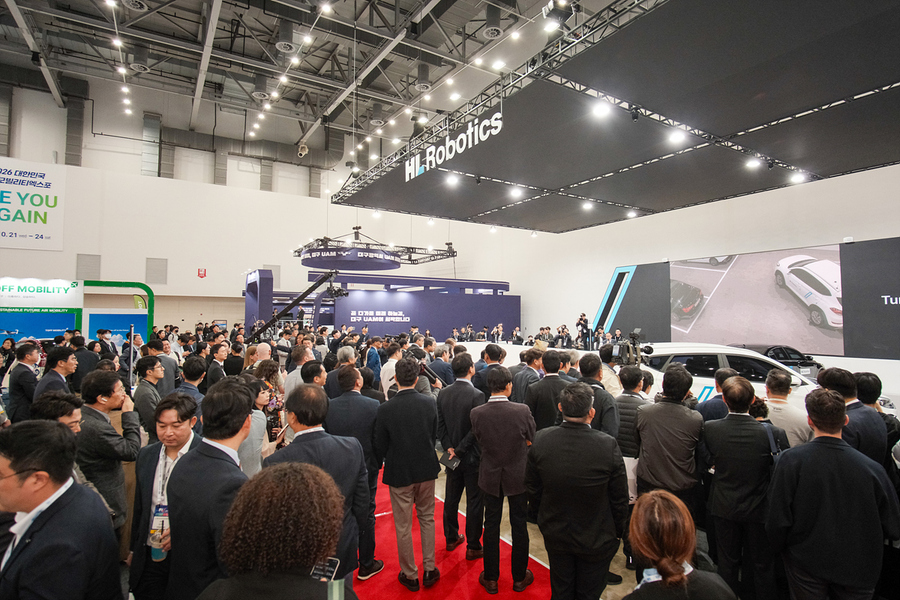 ▲ HL로보틱스 주차로봇 시연에 모여든 관람객.ⓒ대구시