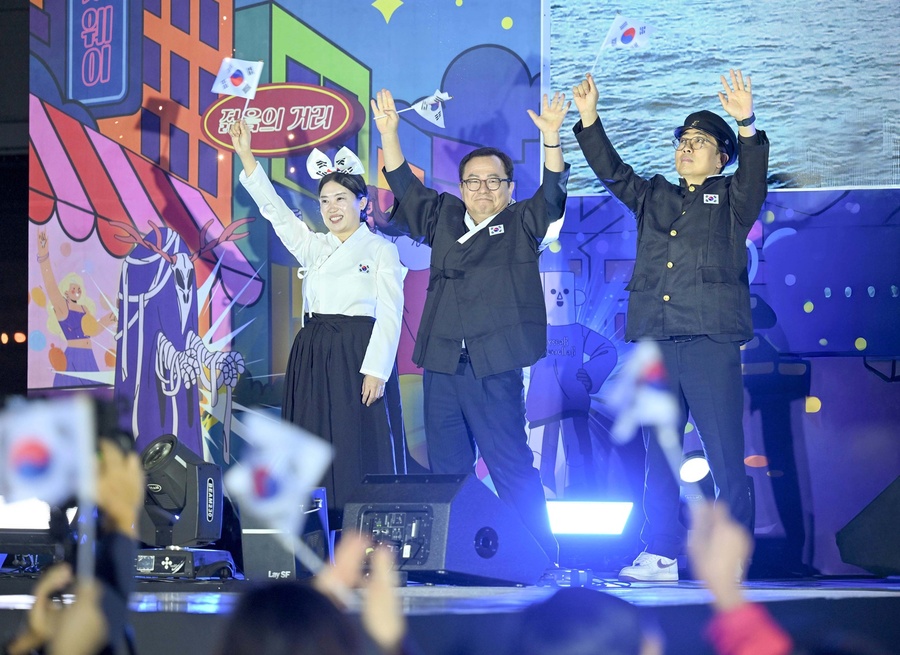 ▲ 홍성주 대구시 경제부시장(중간)은 개막식 축사에서 “두류젊코는 단순한 상업 공간을 넘어 시민들이 즐기고 머무는 복합 문화상권으로 자리매김하고 있다”고 말했다.ⓒ대구시