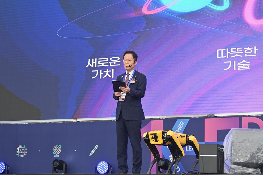 ▲ 임종식 교육감은 비전선포사에서 “배움은 삶의 문제를 풀어내는 과정이며, 교육은 현실을 건너는 힘이어야 한다”라며, “기술과 인간의 조화, 그리고 경계를 넘는 도전으로 지속 가능한 미래 교육을 열겠다”라고 밝혔다.ⓒ경북교육청