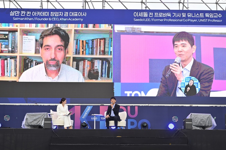 ▲ 이세돌, 살만 캄 대담 장면.ⓒ경북교육청