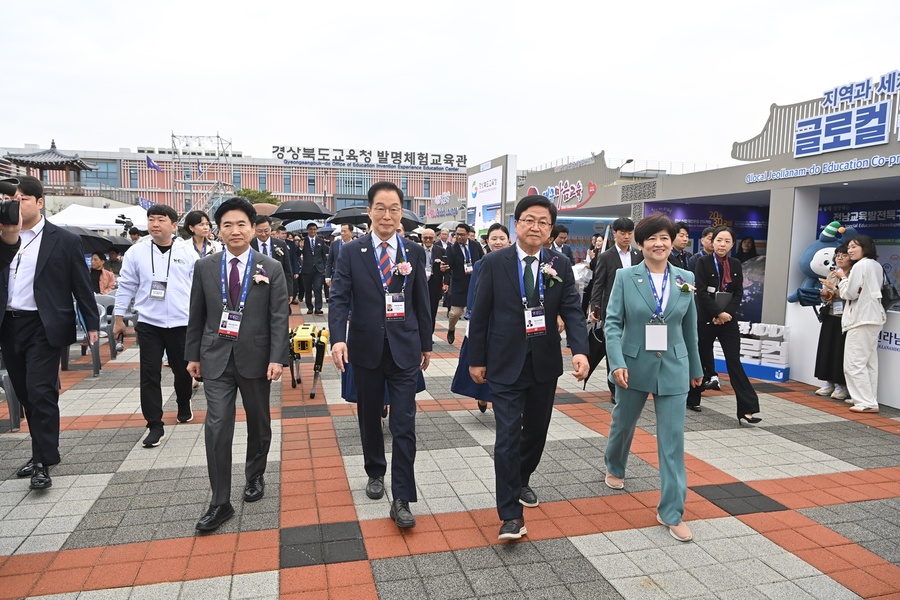 ▲ (좌측부터) 김대중 전남교육감, 임종식 경북교육감, 최교진 교육부장관, 강은희 대구교육감.ⓒ경북교육청