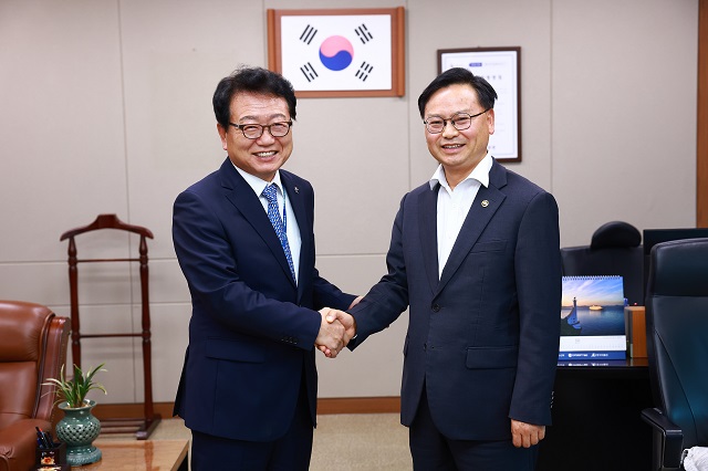 ▲ 왼쪽부터 손병복 울진군수, 해양수산부 김성범 차관.ⓒ울진군