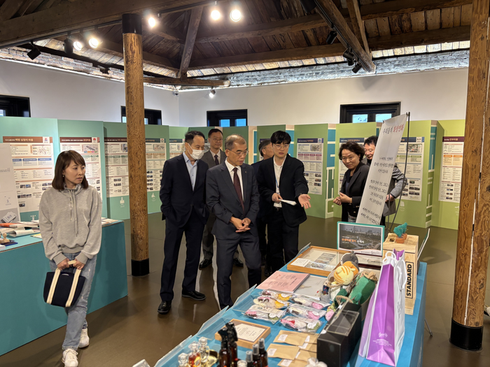 ▲ 류윤기(가운데) iH 사장이 근대 건축문화자산 재생사업 2호 ‘백년이음’을 방문, 전시 현장을 둘러보고 있다.ⓒiH 제공 ▲ 류윤기(가운데) iH 사장이 근대 건축문화자산 재생사업 2호 ‘백년이음’을 방문, 전시 현장을 둘러보고 있다.ⓒiH 제공