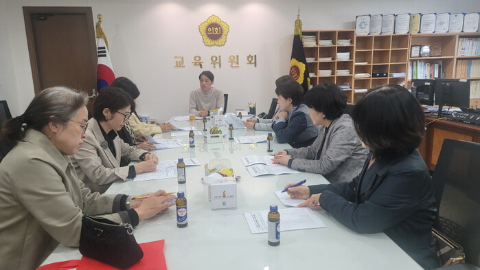 ▲ 이용창(가운데) 시의회 교육위원장이 시교육청 산하 공공도서관과 해외도서관 MOU 체결 협력 방안 회의를 주재하고 있다.ⓒ인천시의회 제공 ▲ 이용창(가운데) 시의회 교육위원장이 시교육청 산하 공공도서관과 해외도서관 MOU 체결 협력 방안 회의를 주재하고 있다.ⓒ인천시의회 제공